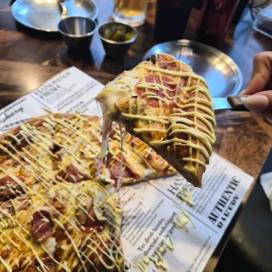 Classic pizza topped with garlic dipping sauce