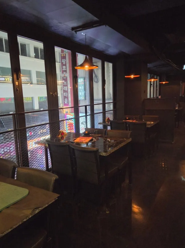 Regular seating at Yukrab Jongno with floor-to-ceiling windows