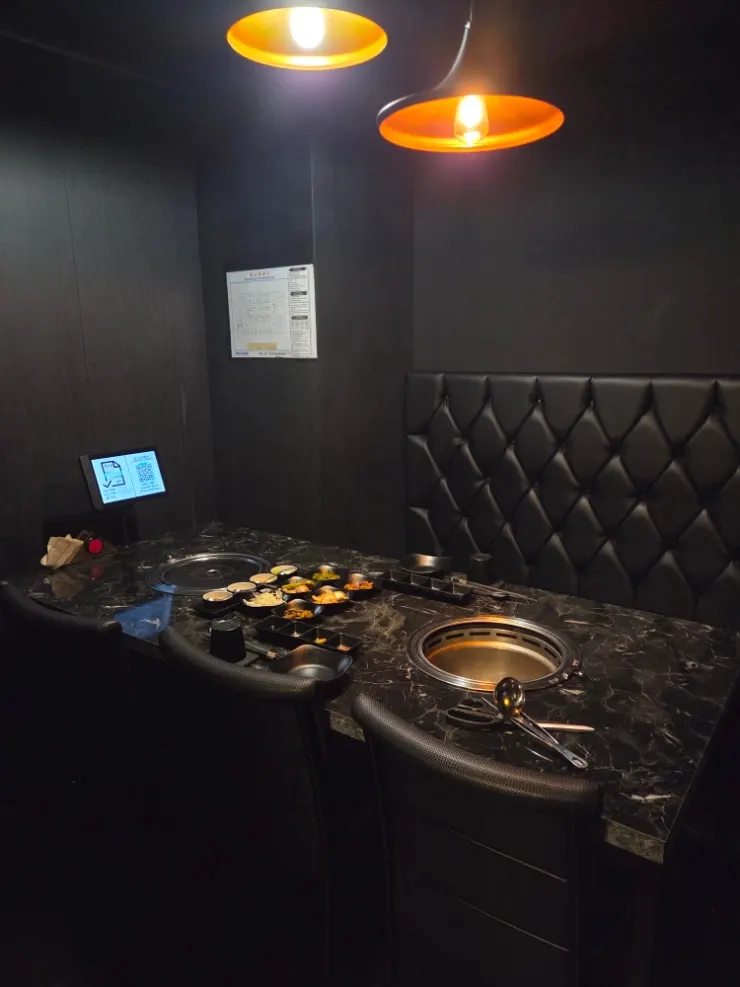 Small group dinner room seating 6