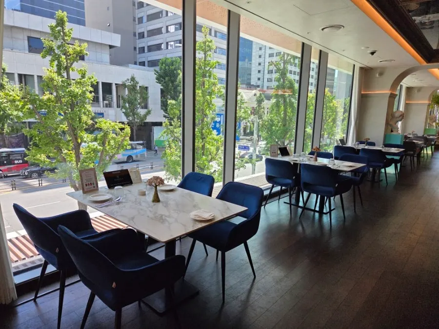 Window-side table seating