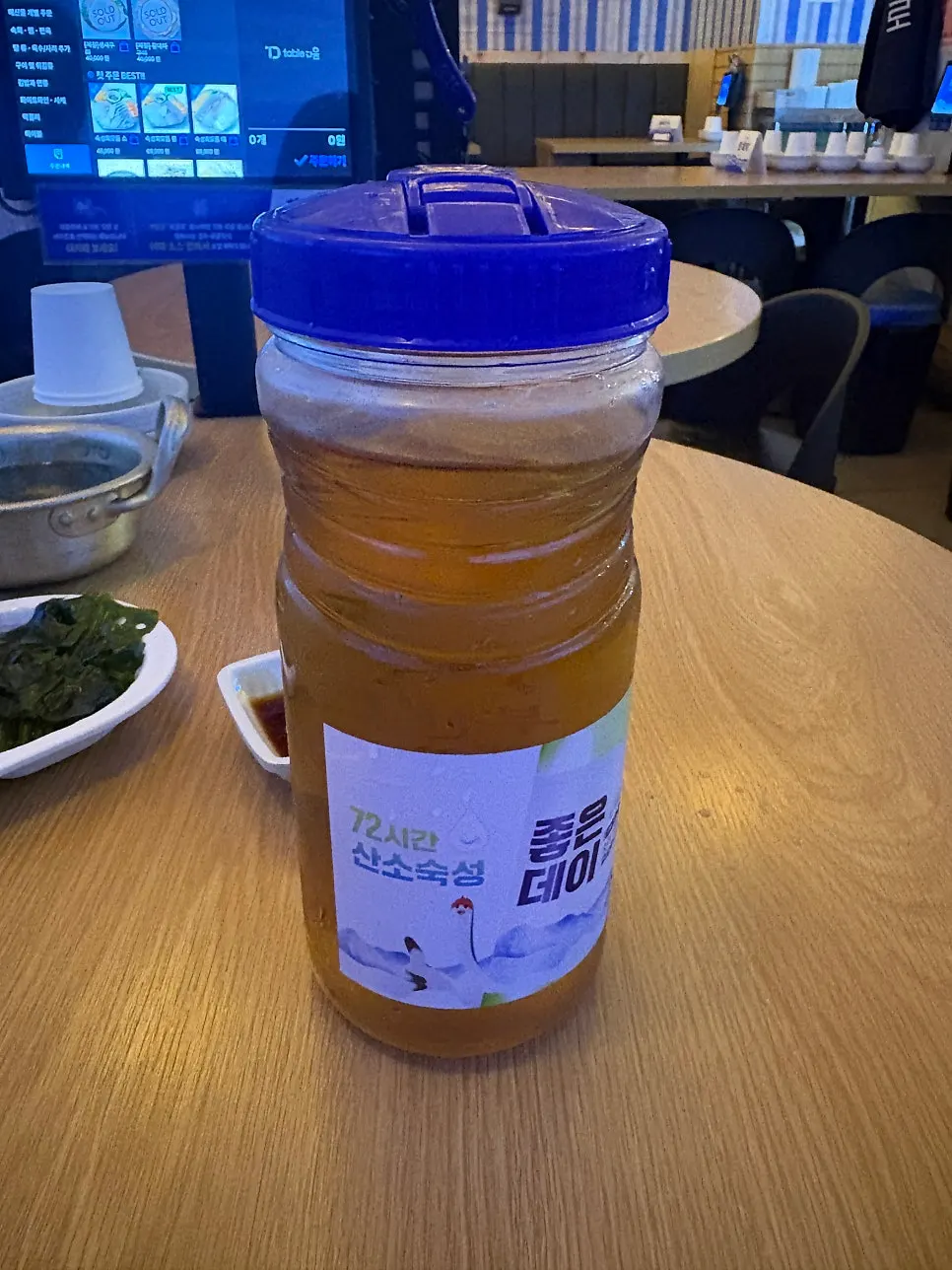 파도 영상이 나오는 파랑해녀집 벽면 인테리어
