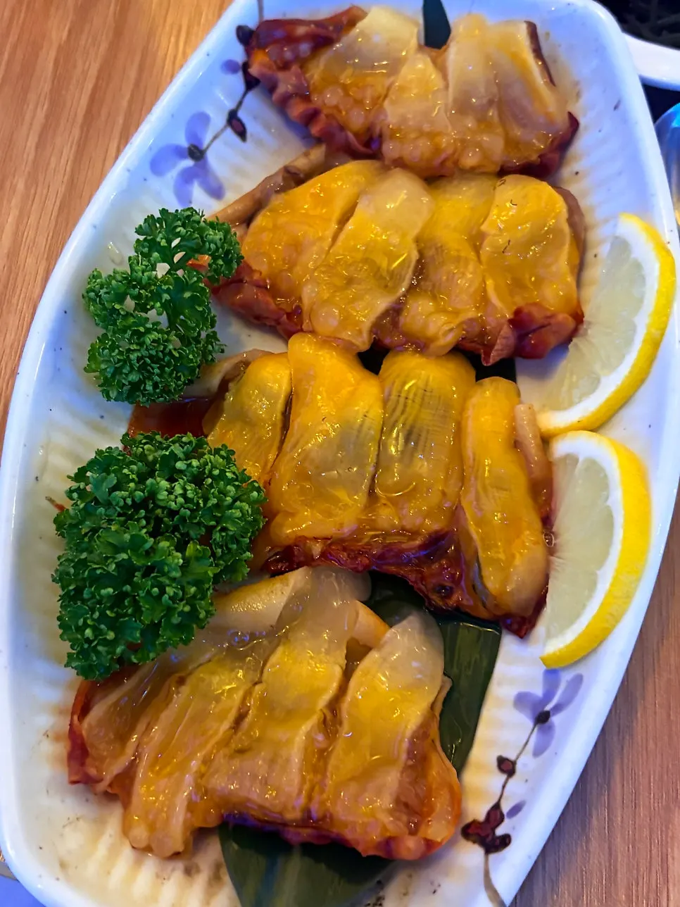 빠르게 차려진 신선한 해산물 한 상