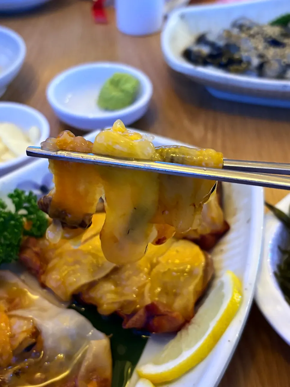 접시에 담긴 멍게 4미