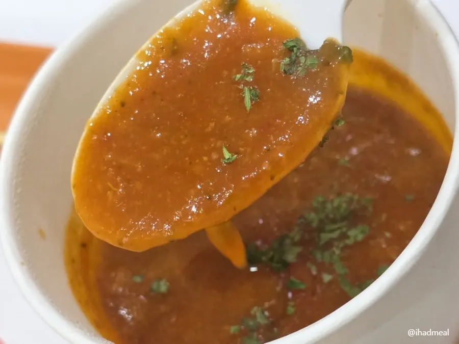 묽은 토마토 스프 한 컵