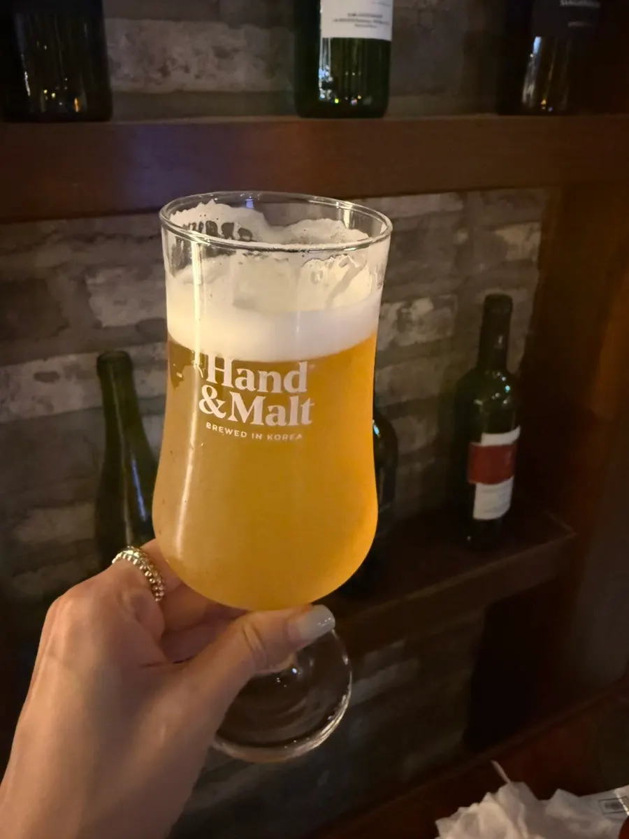Comparing a nutty draft beer with a fruity-aroma draft beer