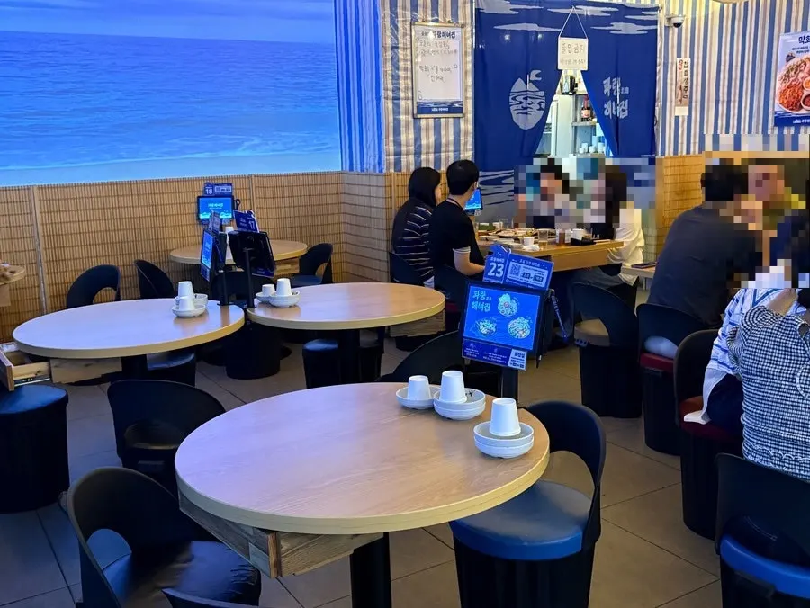 파랑해녀집 종로본점 홀 내부 좌석