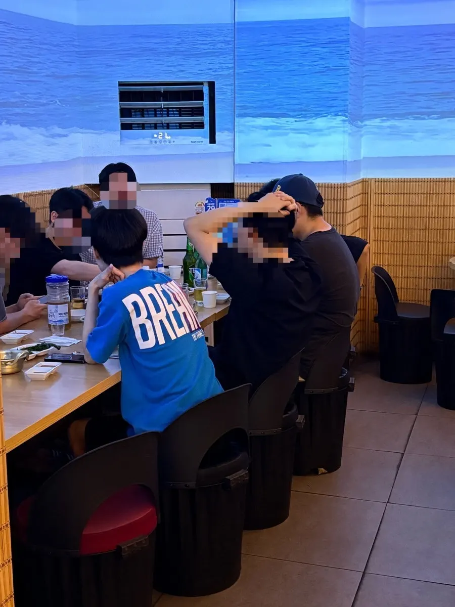 세로로 담은 매장 내부 인테리어