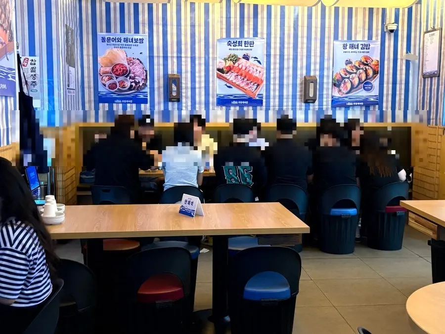 단체 모임이 가능한 넓은 단체석