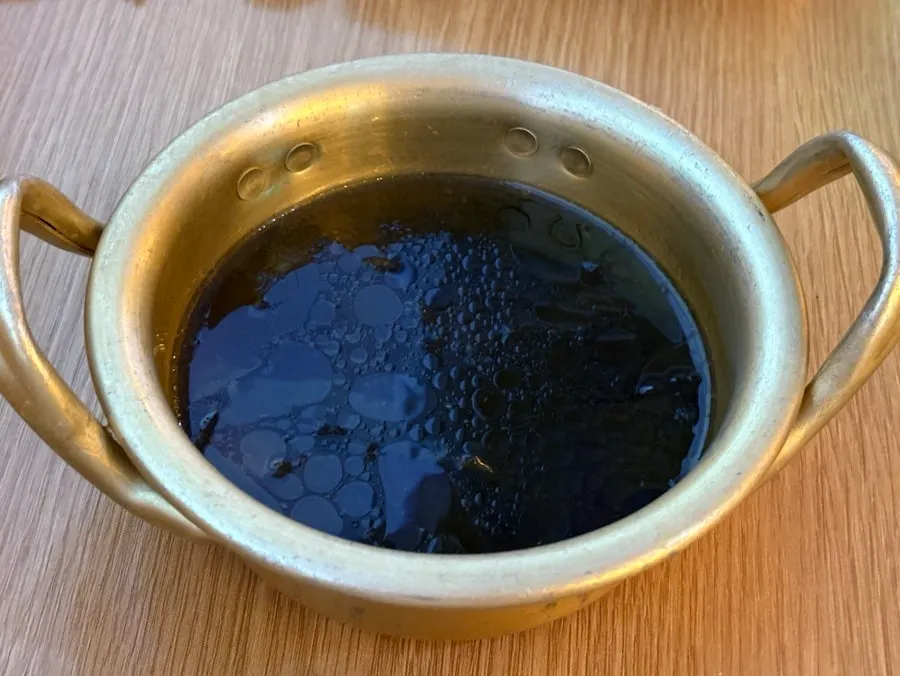 기본 찬으로 나온 따끈한 미역국과 해초