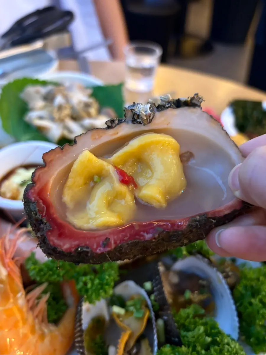 크고 탱글한 찐 문어 클로즈업