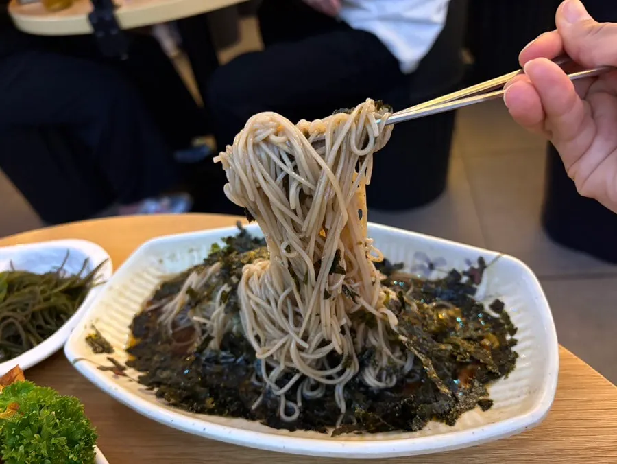 김가루가 듬뿍 올라간 들기름 막국수