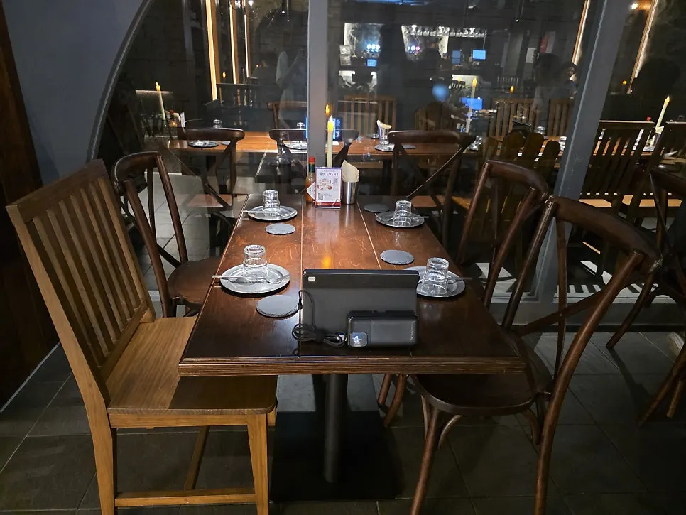 Main hall seating with multiple tables