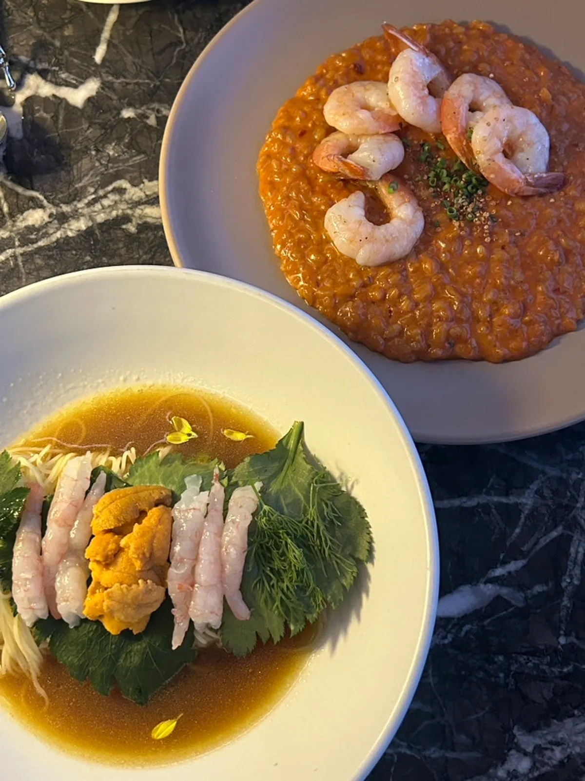 창가석 테이블에 놓인 파스타와 리조또 저녁 상차림