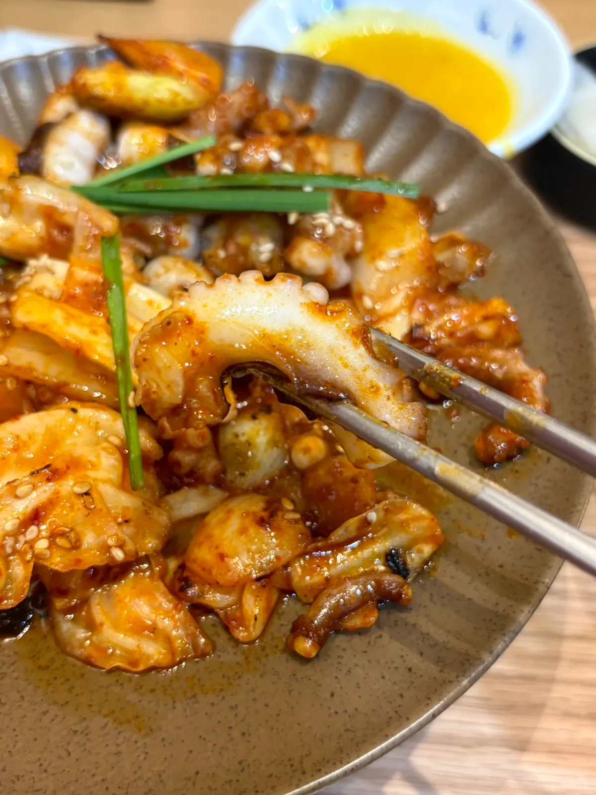 오동통한 낙지가 보이는 낙지볶음 클로즈업