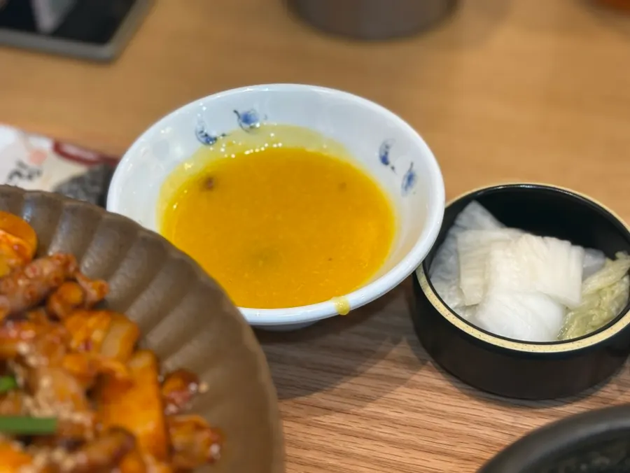 들깨버섯탕과 밥이 놓인 테이블