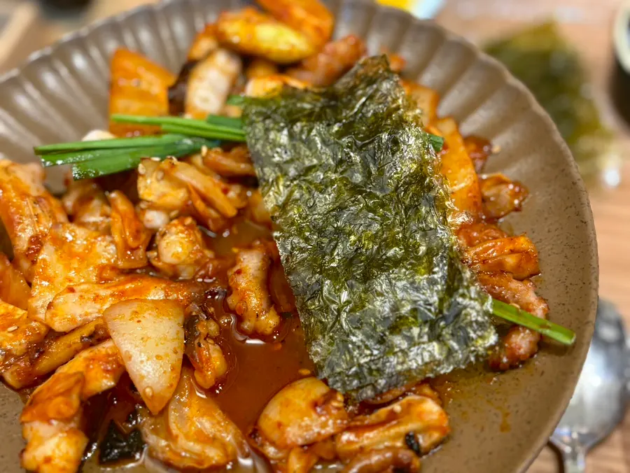 김에 밥과 낙지볶음을 올린 마지막 한 입