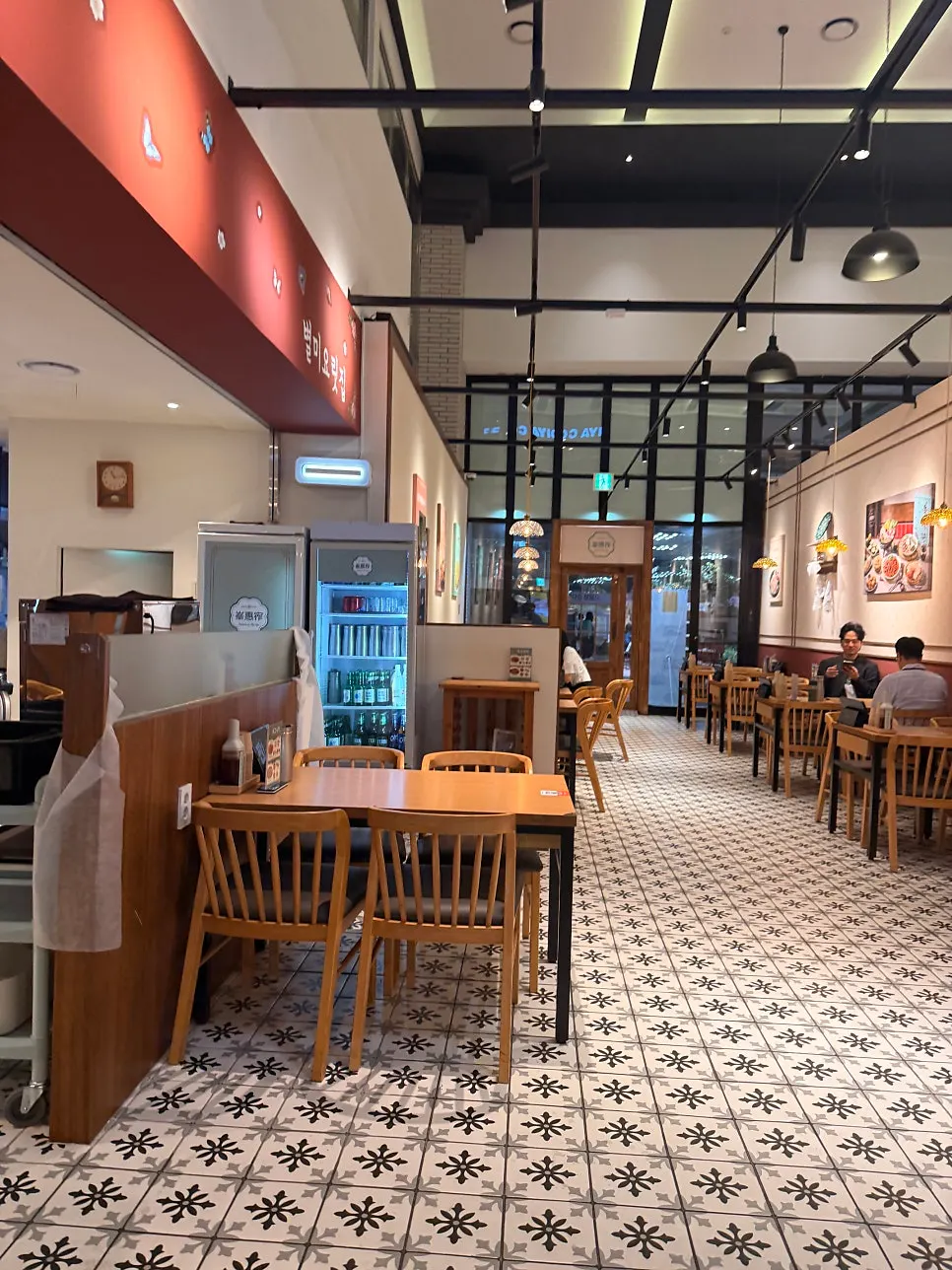 Table seating inside Bonghyejane Jubang Jongno Tower branch