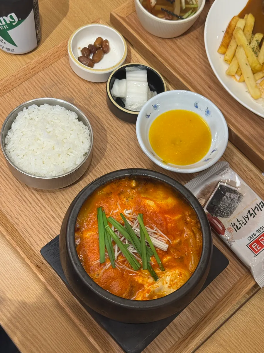 ピリ辛海鮮スンドゥブとピーナッツ煮、白キムチ、カボチャ粥の基本副菜