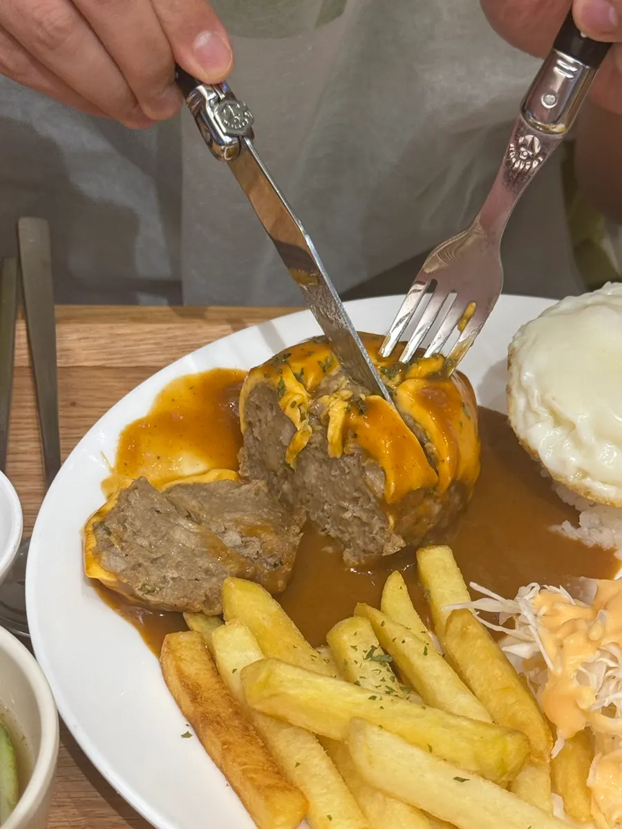 目玉焼きとフライドポテトが添えられたハンバーグ