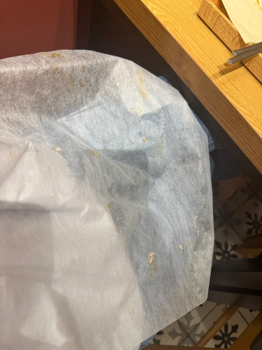 食事を終えたポンヘジャネジュバンのテーブル
