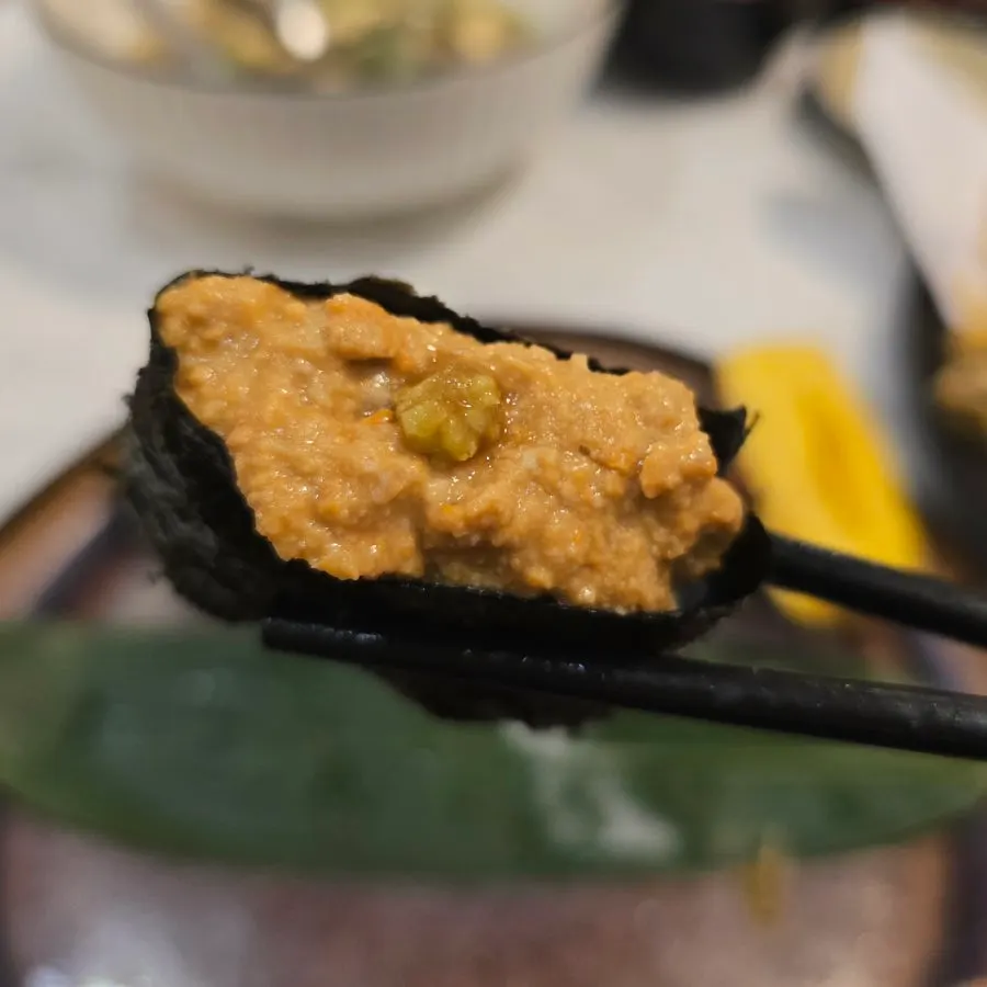アンコウの肝（あん肝）の軍艦寿司
