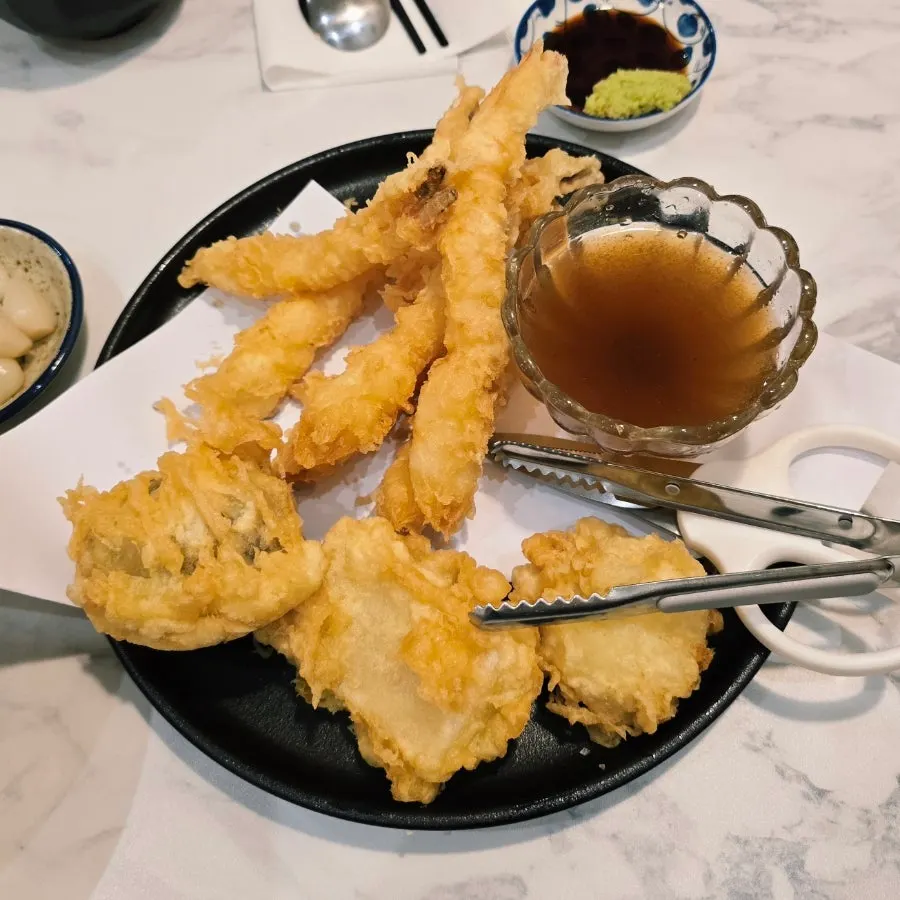 エビ・さつまいも・餅・帆立入りの天ぷら盛り合わせ