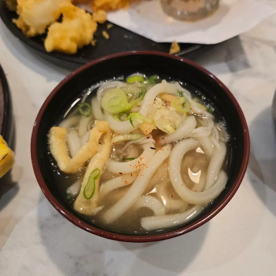 カニ身が入ったうどんの麺とスープ