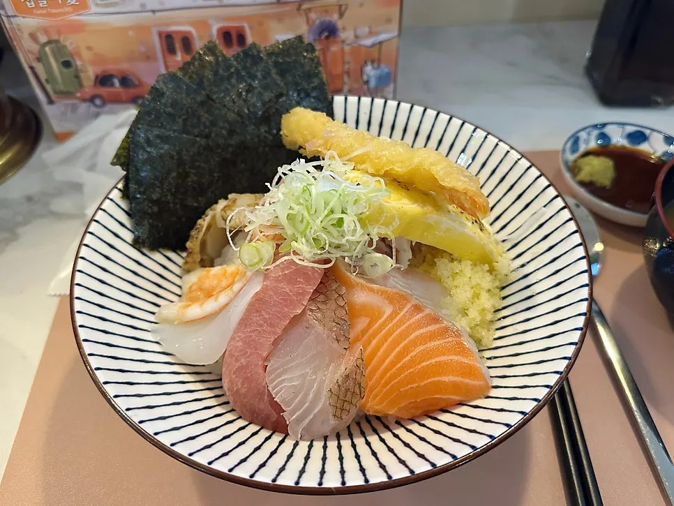 Mixed kaisendon and premium sushi set served first