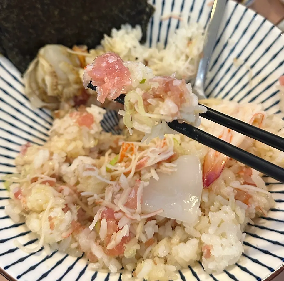 Mixed kaisendon topped with thick slices of fish
