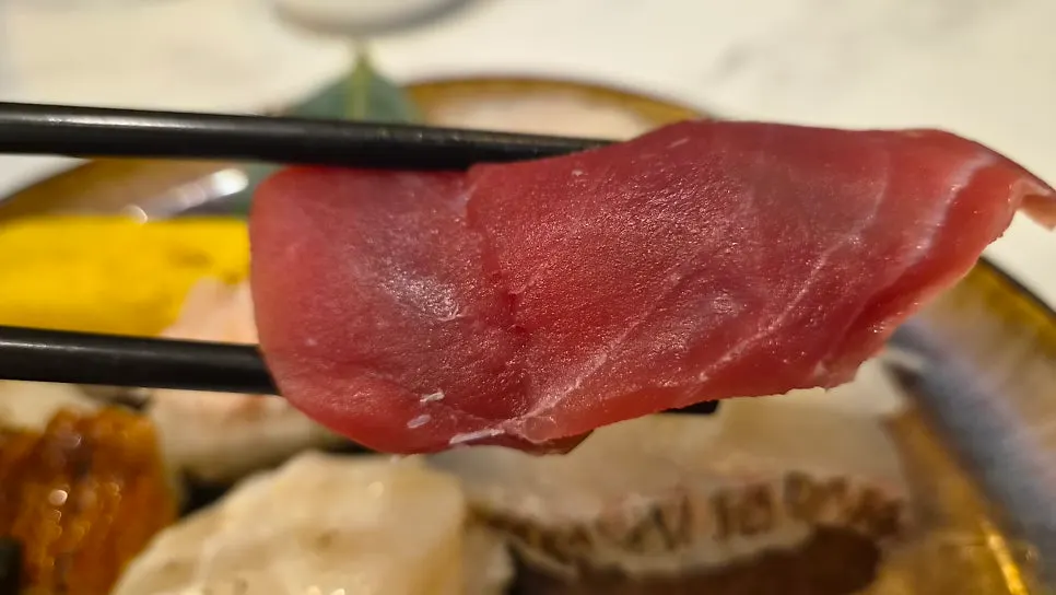 담백한 흰살 생선 초밥 한 점