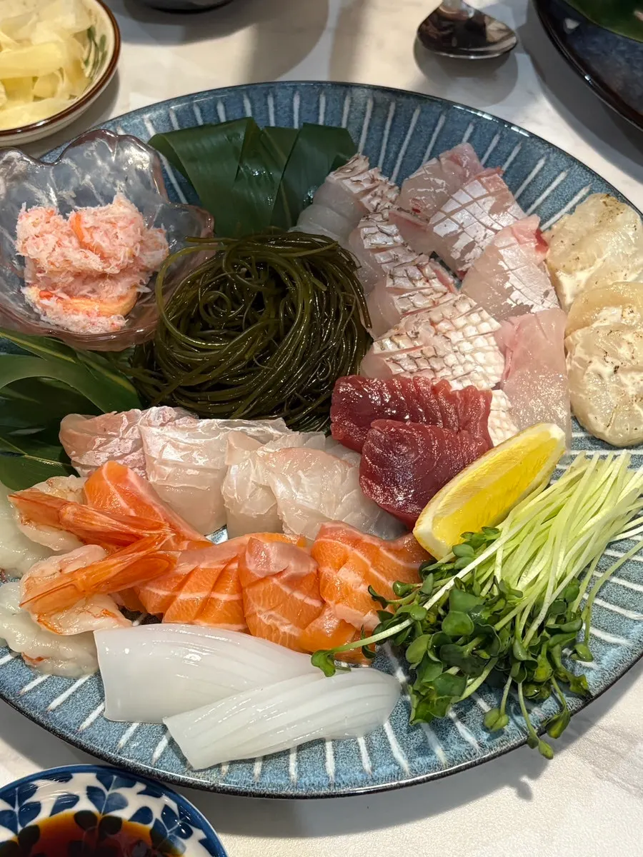 광어 연어 참돔 군함말이가 담긴 모듬초밥