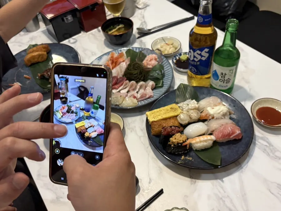 모듬사시미와 함께 차린 테이블