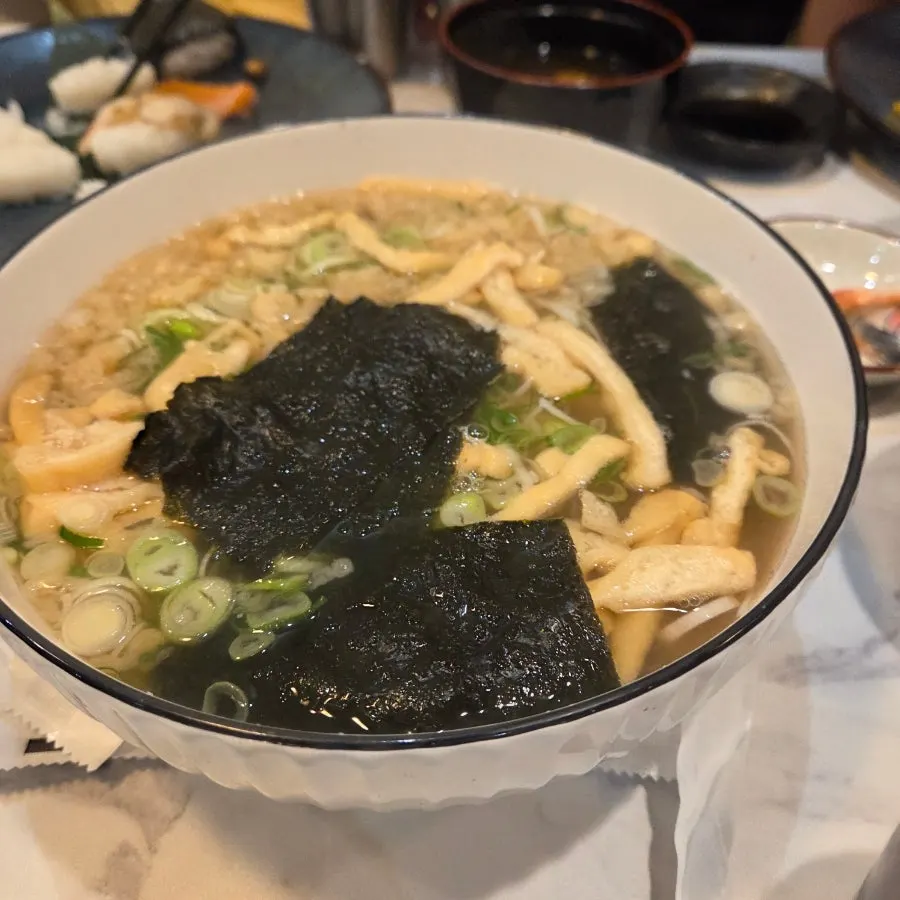 양이 푸짐한 우동 대자 한 그릇