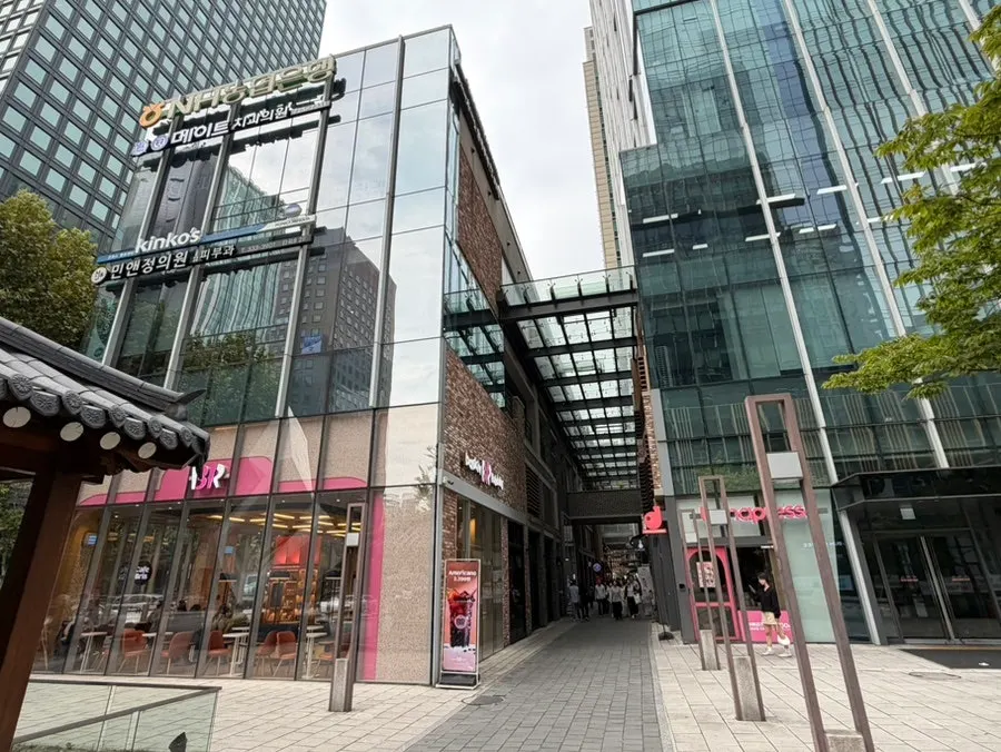 Exterior of the building near Jongak Station housing Choe Uyeong Sushiya Jongno Branch