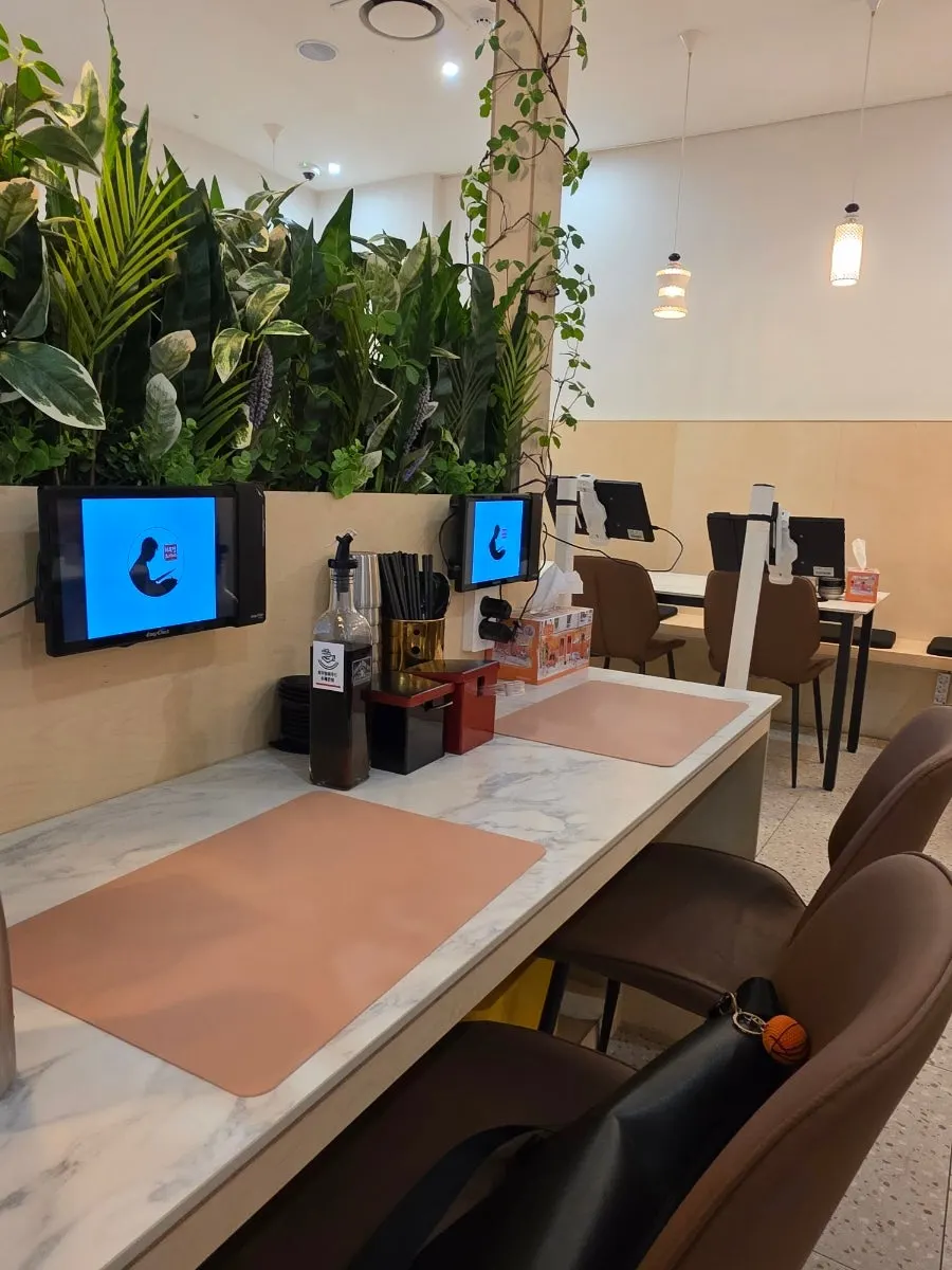 Table seating inside Choe Uyeong Sushiya Jongno Branch