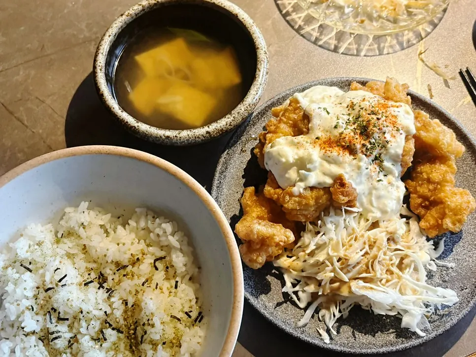 Table with highball and basic side dishes