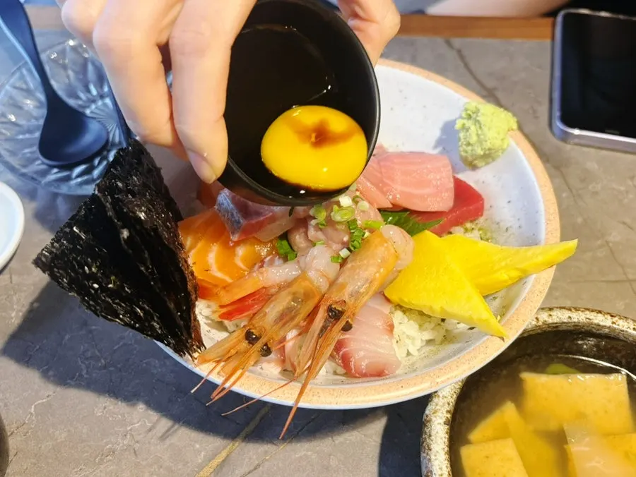 Egg yolk sauce served with teuk kaisendon