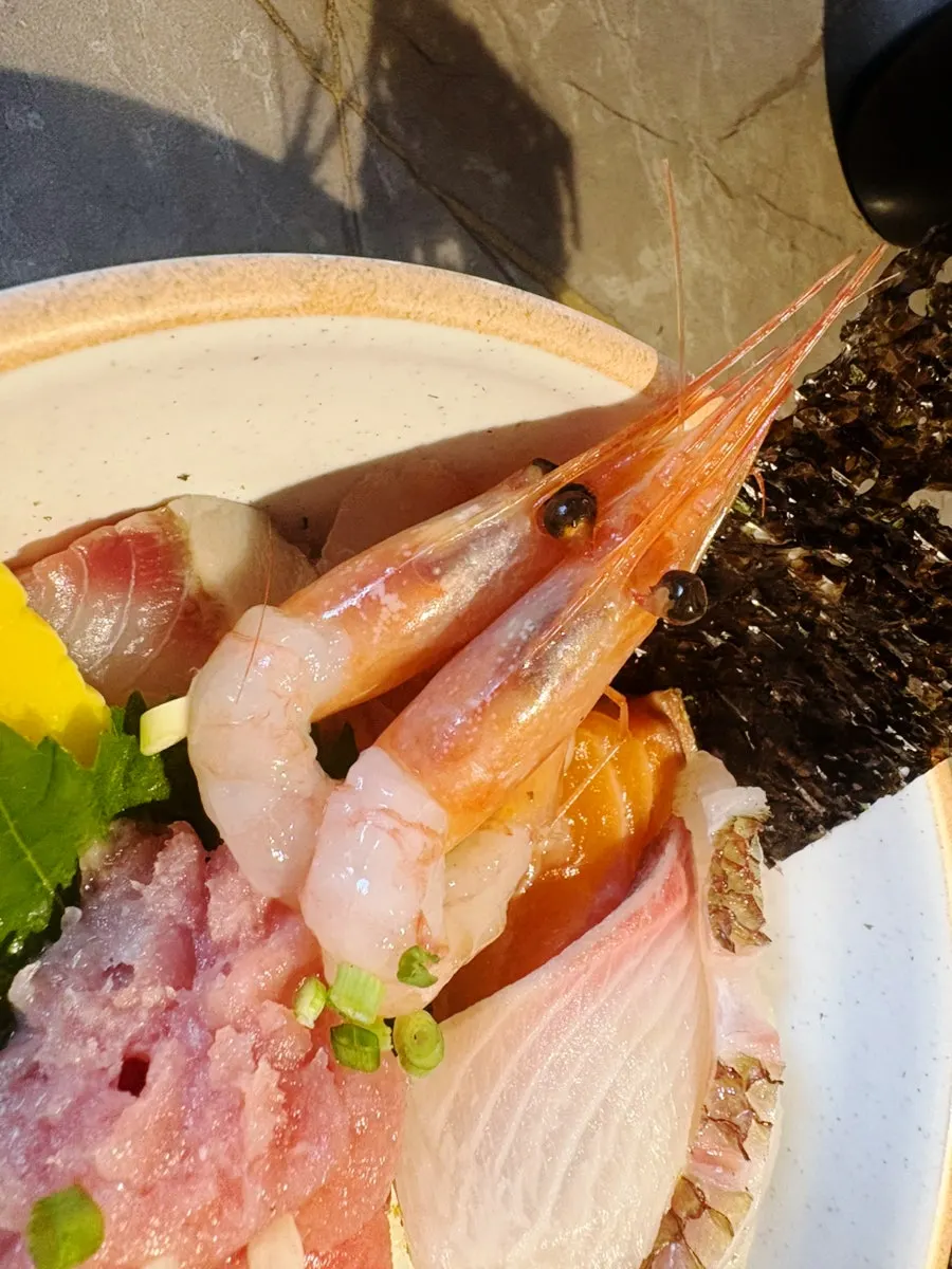 Fatty tuna belly on top of the teuk kaisendon
