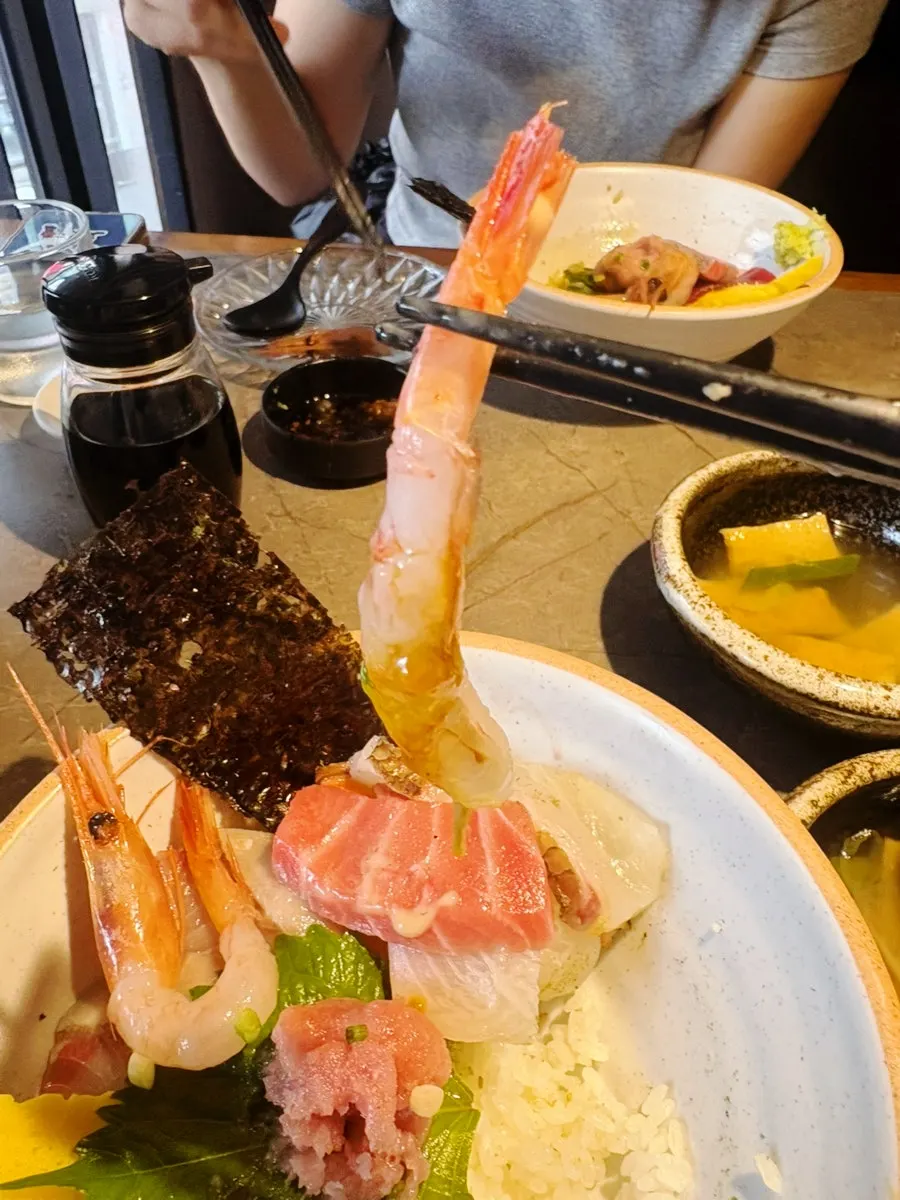 Cross-section of the rice bowl topped with fresh seafood