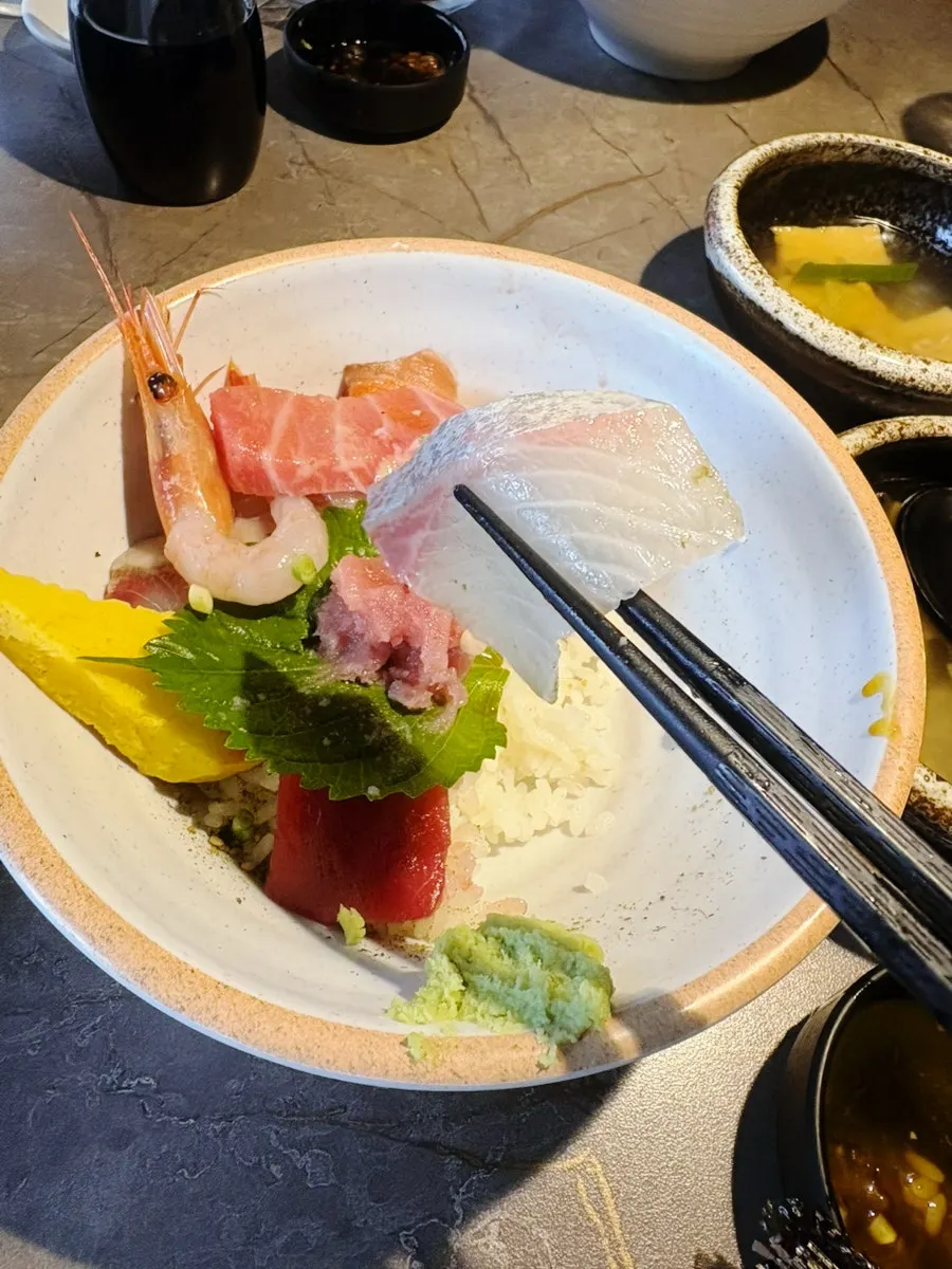 Eating the kaisendon with rice
