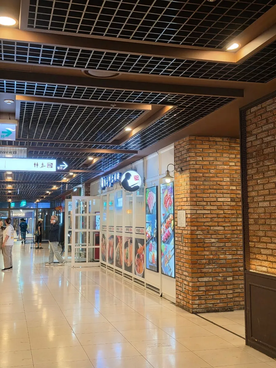 최우영스시야 종로점이 있는 빌딩 지하 1층 내려가는 길