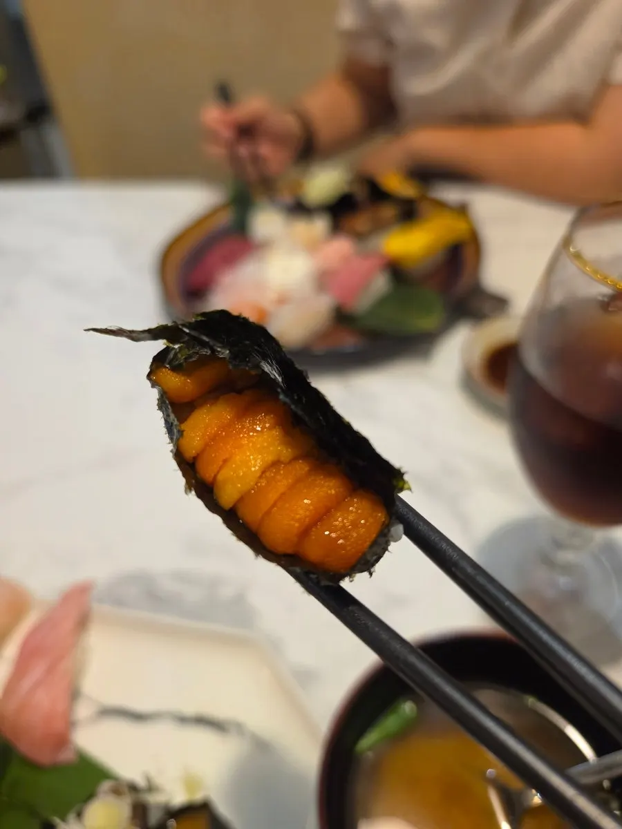 데리야끼 소스를 바른 양념 장어 초밥