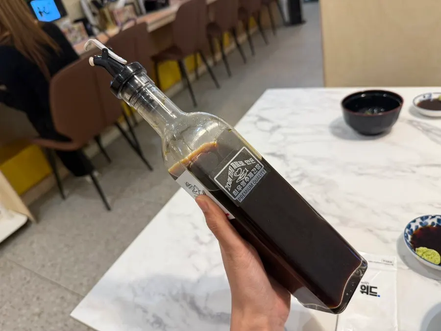 기본으로 나온 된장국과 수제 간장
