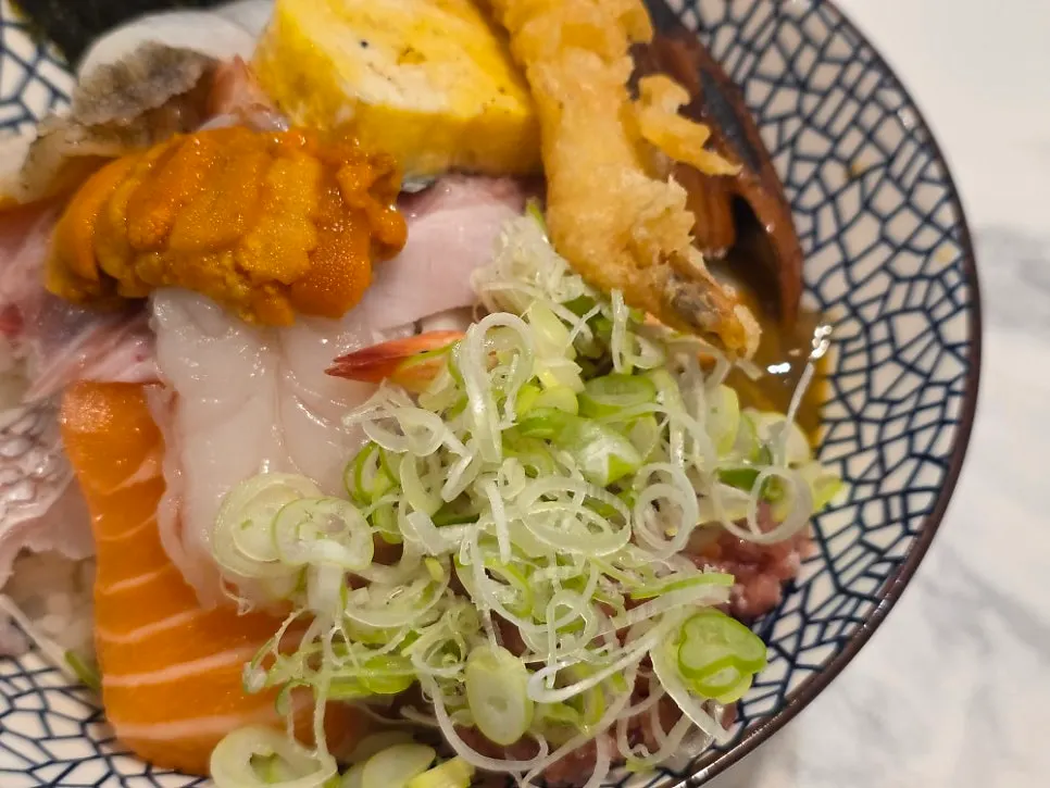 A bowl of choesang kaisendon served over rice