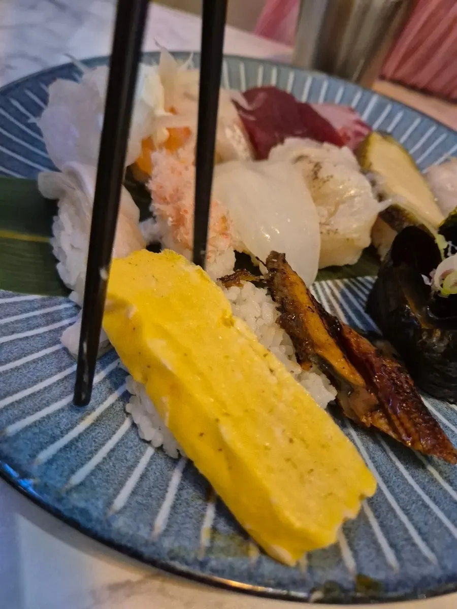 Sushi set including gunkan rolls
