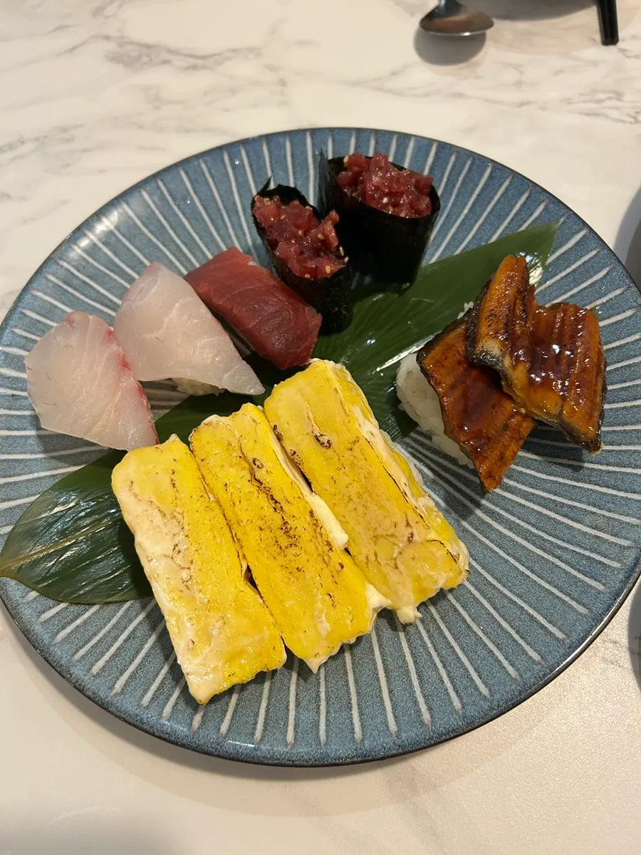 A plate of extra à la carte sushi