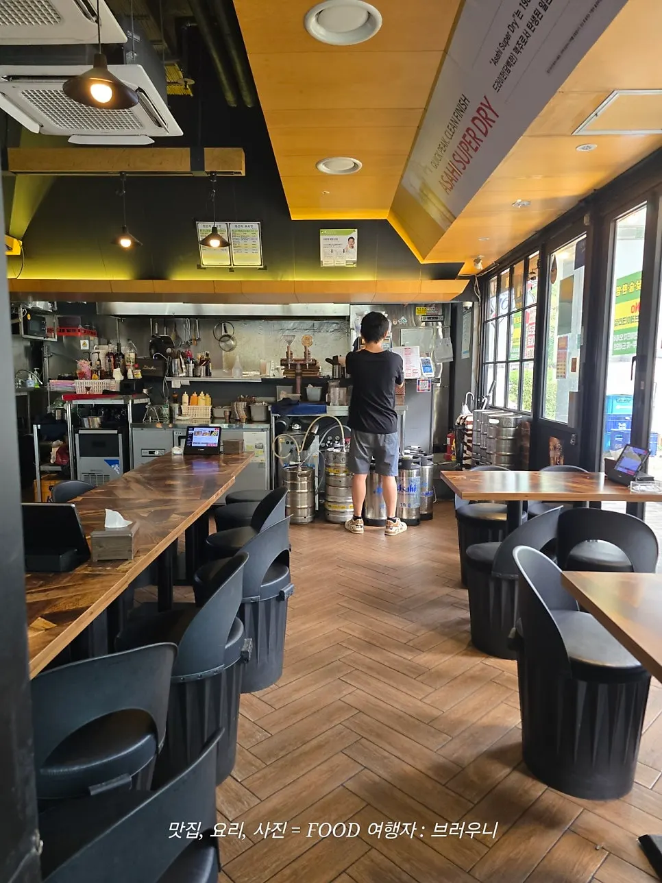 Casual atmosphere inside Didi's Pizza Pub