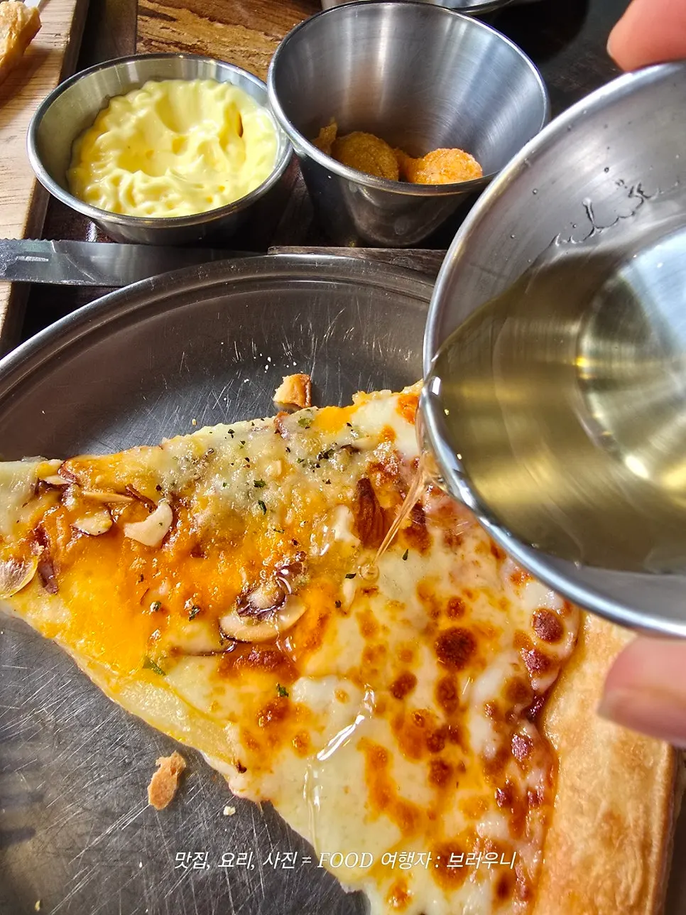 Pepperoni thin pizza suited to pimaek