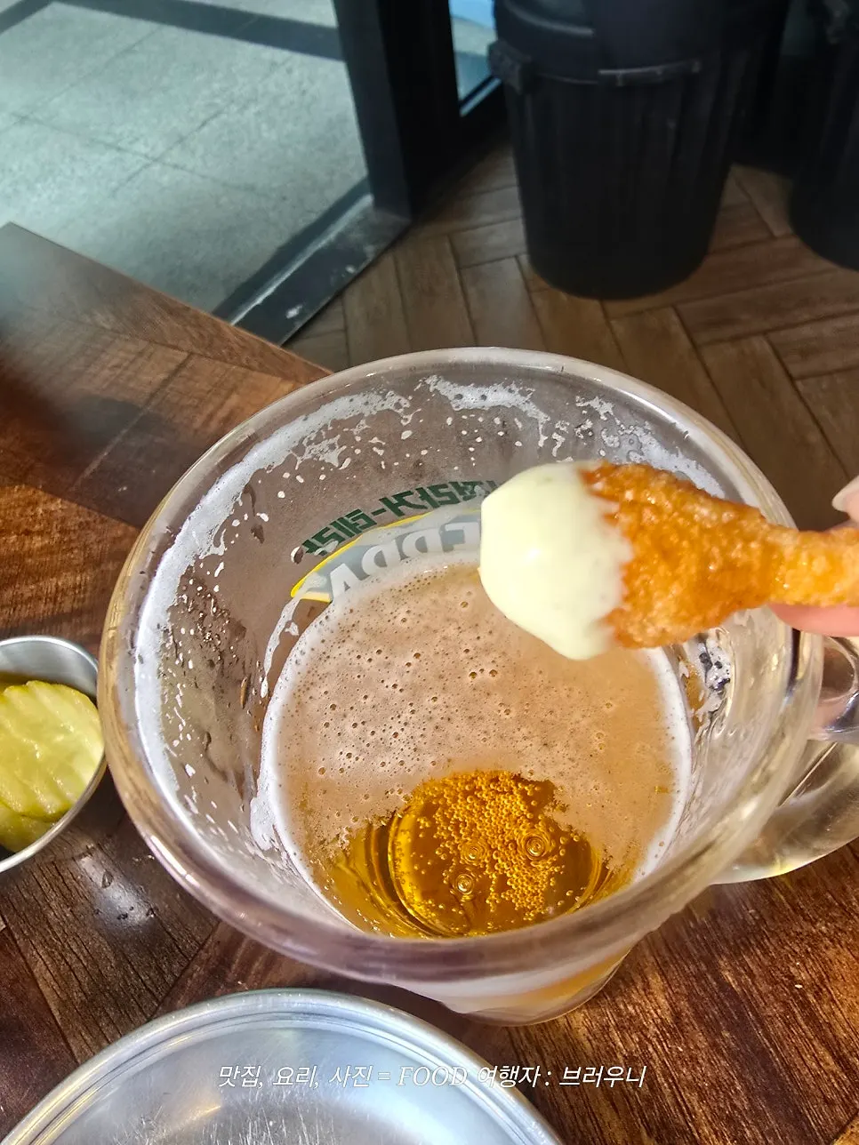 Chicken-leg-shaped crackers and pickles served as complimentary snacks