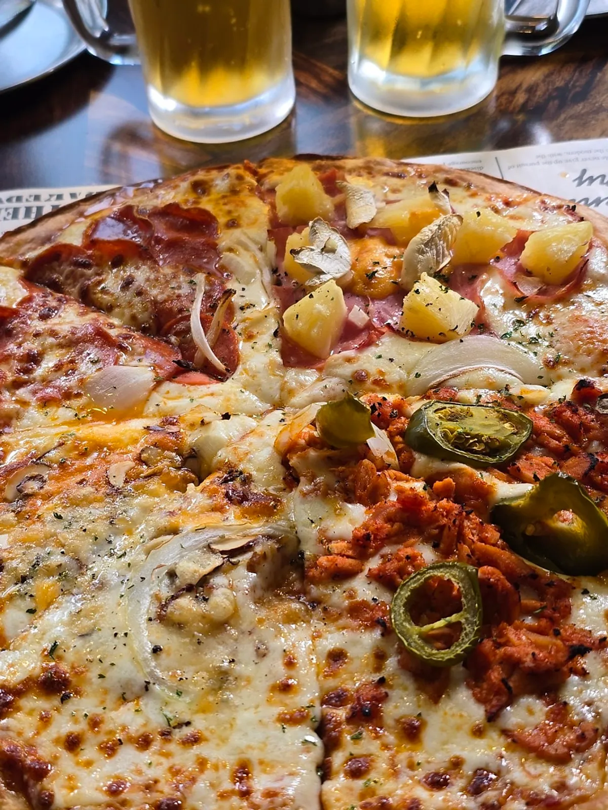 Four-flavor thin pizza enjoyed at Jonggak Station